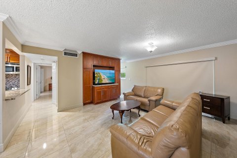 Condo in Palm Springs, Florida, 1 bedroom  № 1162061 - photo 10