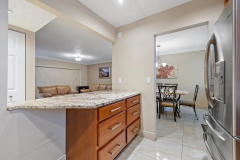 Condo in Palm Springs, Florida, 1 bedroom  № 1162061 - photo 11