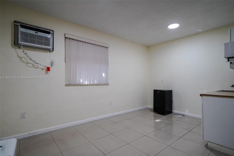 House in Miami, Florida 5 bedrooms, 278.8 sq.m. № 1269874 - photo 13