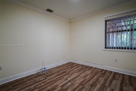 House in Miami, Florida 5 bedrooms, 278.8 sq.m. № 1269874 - photo 21