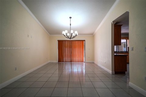 House in Miami, Florida 5 bedrooms, 278.8 sq.m. № 1269874 - photo 18