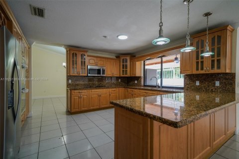 Casa en venta en Miami, Florida, 5 dormitorios, 278.8 m2 № 1269874 - foto 2