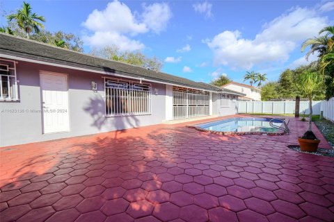 House in Miami, Florida 5 bedrooms, 278.8 sq.m. № 1269874 - photo 25