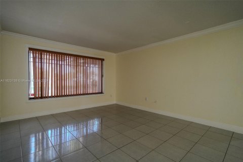 House in Miami, Florida 5 bedrooms, 278.8 sq.m. № 1269874 - photo 20