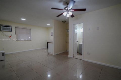 Casa en venta en Miami, Florida, 5 dormitorios, 278.8 m2 № 1269874 - foto 11