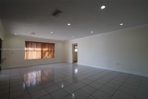 House in Miami, Florida 5 bedrooms, 278.8 sq.m. № 1269874 - photo 22