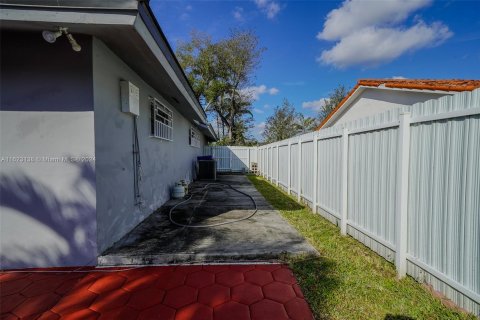 House in Miami, Florida 5 bedrooms, 278.8 sq.m. № 1269874 - photo 28