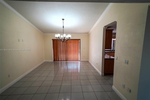 House in Miami, Florida 5 bedrooms, 278.8 sq.m. № 1269874 - photo 17