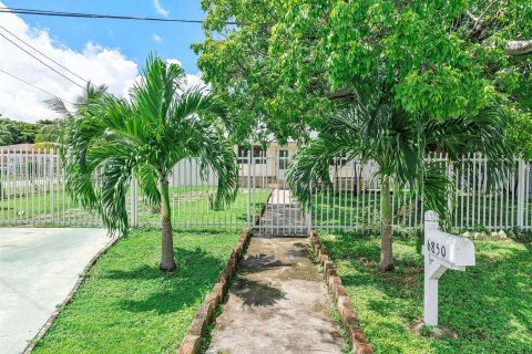 Villa ou maison à vendre à Miami, Floride: 4 chambres, 105.72 m2 № 1360757 - photo 2