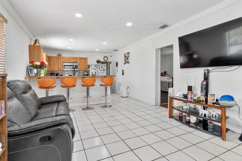 House in Miami, Florida 4 bedrooms, 105.72 sq.m. № 1360757 - photo 11