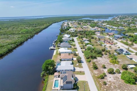 House in Port Charlotte, Florida 5 bedrooms, 230.03 sq.m. № 1084555 - photo 16