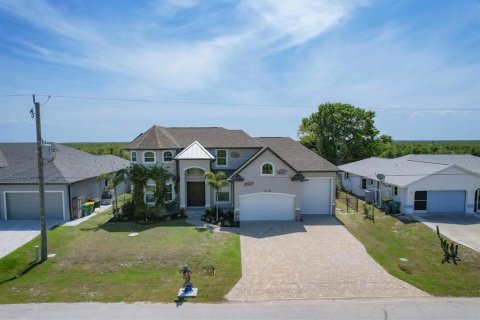 House in Port Charlotte, Florida 5 bedrooms, 230.03 sq.m. № 1084555 - photo 22