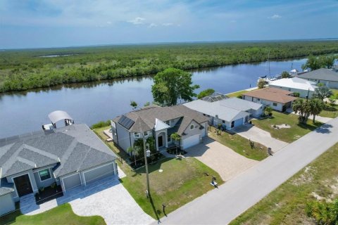 House in Port Charlotte, Florida 5 bedrooms, 230.03 sq.m. № 1084555 - photo 18