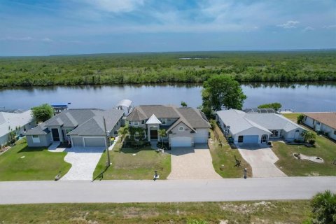 House in Port Charlotte, Florida 5 bedrooms, 230.03 sq.m. № 1084555 - photo 19