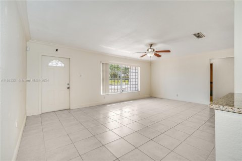 House in Margate, Florida 2 bedrooms, 116.78 sq.m. № 1073098 - photo 5