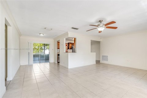 House in Margate, Florida 2 bedrooms, 116.78 sq.m. № 1073098 - photo 6