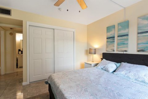 Condo in Saint Petersburg, Florida, 2 bedrooms  № 1372917 - photo 17