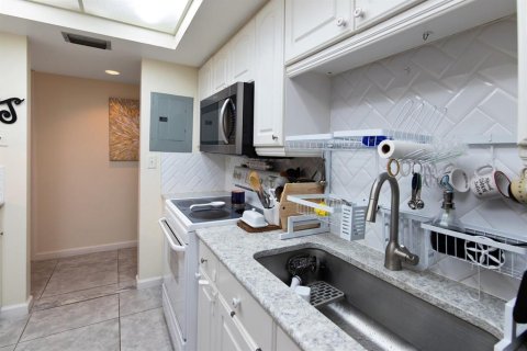 Condo in Saint Petersburg, Florida, 2 bedrooms  № 1372917 - photo 12