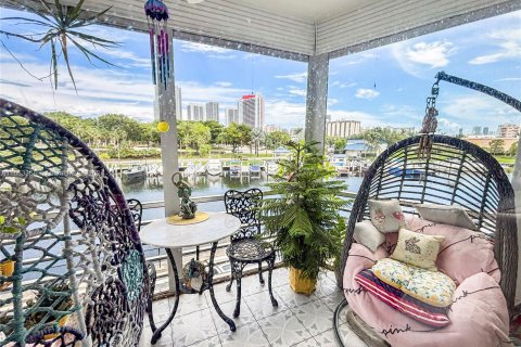 Condo in Hallandale Beach, Florida, 1 bedroom  № 1372867 - photo 20