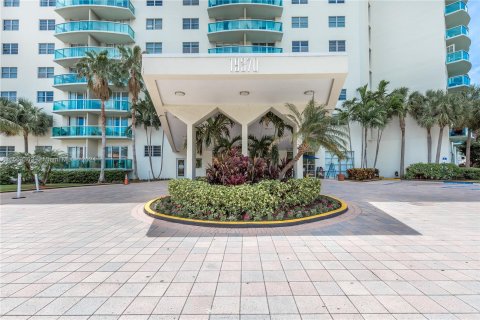 Condo in Sunny Isles Beach, Florida, 1 bedroom  № 1372865 - photo 2