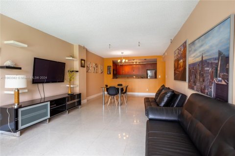 Condo in Sunny Isles Beach, Florida, 1 bedroom  № 1372865 - photo 16