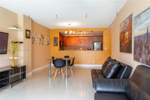 Condo in Sunny Isles Beach, Florida, 1 bedroom  № 1372865 - photo 15