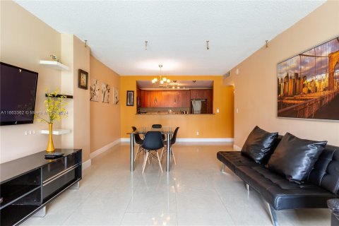 Condo in Sunny Isles Beach, Florida, 1 bedroom  № 1372865 - photo 17