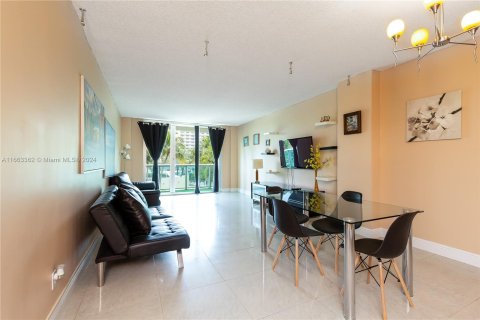 Condominio en venta en Sunny Isles Beach, Florida, 1 dormitorio, 93.37 m2 № 1372865 - foto 11