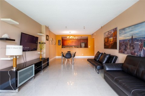 Condo in Sunny Isles Beach, Florida, 1 bedroom  № 1372865 - photo 14