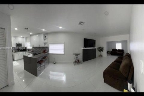 House in Miami, Florida 3 bedrooms, 109.16 sq.m. № 1241069 - photo 5