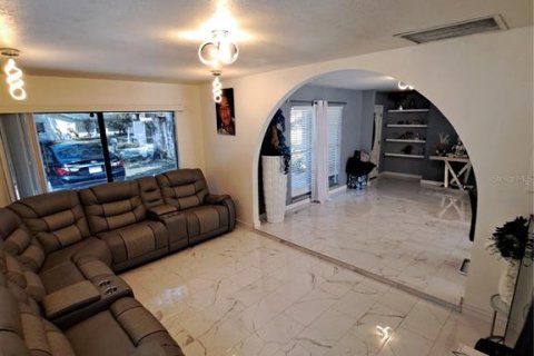 House in Tampa, Florida 5 bedrooms, 146.41 sq.m. № 1337921 - photo 15