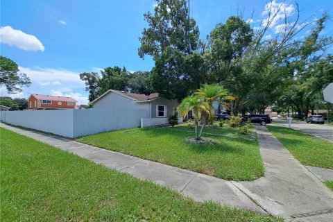 House in Tampa, Florida 5 bedrooms, 146.41 sq.m. № 1337921 - photo 3