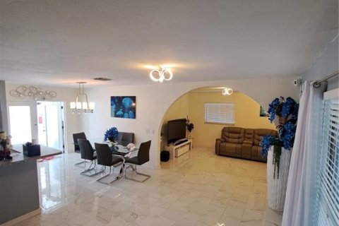 House in Tampa, Florida 5 bedrooms, 146.41 sq.m. № 1337921 - photo 13