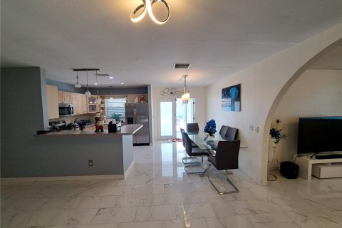 House in Tampa, Florida 5 bedrooms, 146.41 sq.m. № 1337921 - photo 7