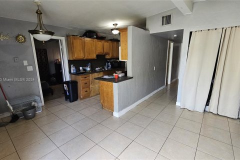 Casa en venta en Fort Lauderdale, Florida, 4 dormitorios, 100.8 m2 № 1017732 - foto 4