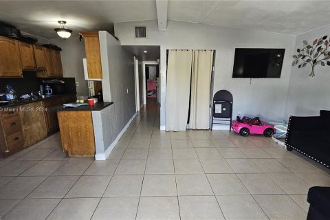 House in Fort Lauderdale, Florida 4 bedrooms, 100.8 sq.m. № 1017732 - photo 6