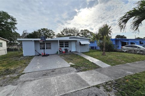 House in Fort Lauderdale, Florida 4 bedrooms, 100.8 sq.m. № 1017732 - photo 1