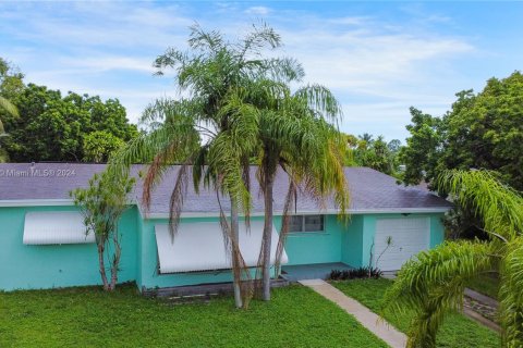 House in Cutler Bay, Florida 3 bedrooms, 111.11 sq.m. № 1353759 - photo 1