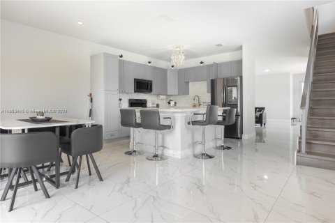 Townhouse in Miami, Florida 4 bedrooms, 394.65 sq.m. № 1353802 - photo 10