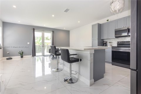 Townhouse in Miami, Florida 4 bedrooms, 394.65 sq.m. № 1353802 - photo 12