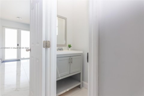 Townhouse in Miami, Florida 4 bedrooms, 394.65 sq.m. № 1353802 - photo 7