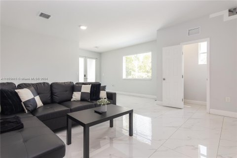 Townhouse in Miami, Florida 4 bedrooms, 394.65 sq.m. № 1353802 - photo 2