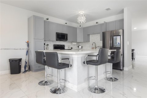 Townhouse in Miami, Florida 4 bedrooms, 394.65 sq.m. № 1353802 - photo 11