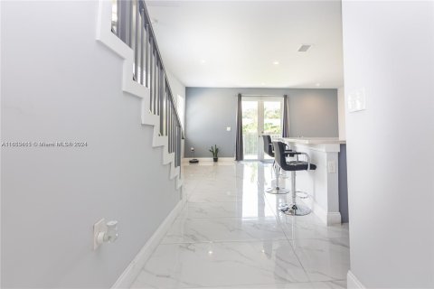 Townhouse in Miami, Florida 4 bedrooms, 394.65 sq.m. № 1353802 - photo 8