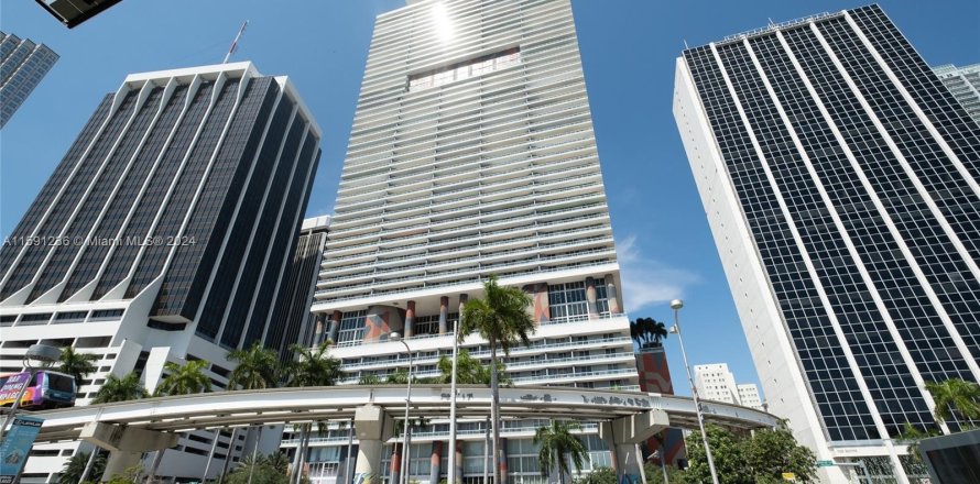 Condominio en Miami, Florida, 1 dormitorio  № 1292585