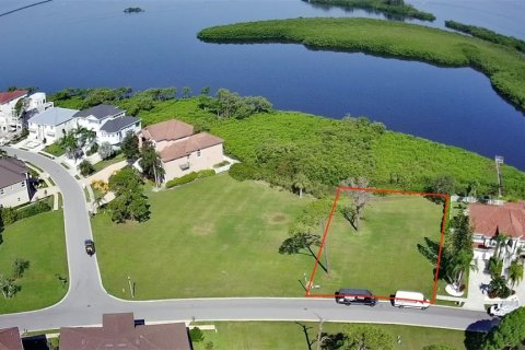 Terreno en venta en Tarpon Springs, Florida № 1374422 - foto 1