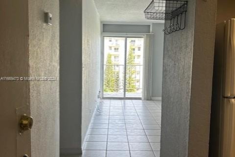 Condo in Miami, Florida, 1 bedroom  № 1388020 - photo 2