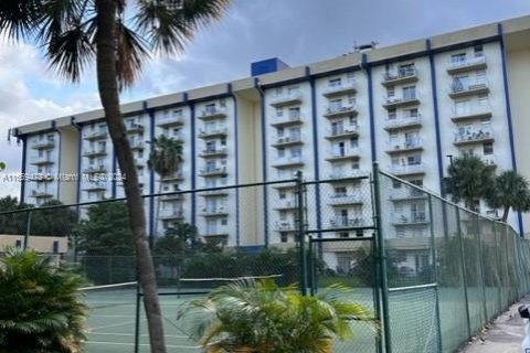 Condo in Miami, Florida, 1 bedroom  № 1388020 - photo 1