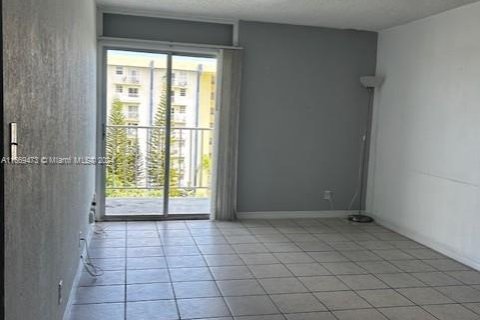 Condo in Miami, Florida, 1 bedroom  № 1388020 - photo 3