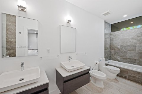 Townhouse in Miami, Florida 3 bedrooms, 205.78 sq.m. № 1232590 - photo 13